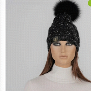 Justice " Don't let anyone put a label on you"
Sequin Beanie black fur Pompom